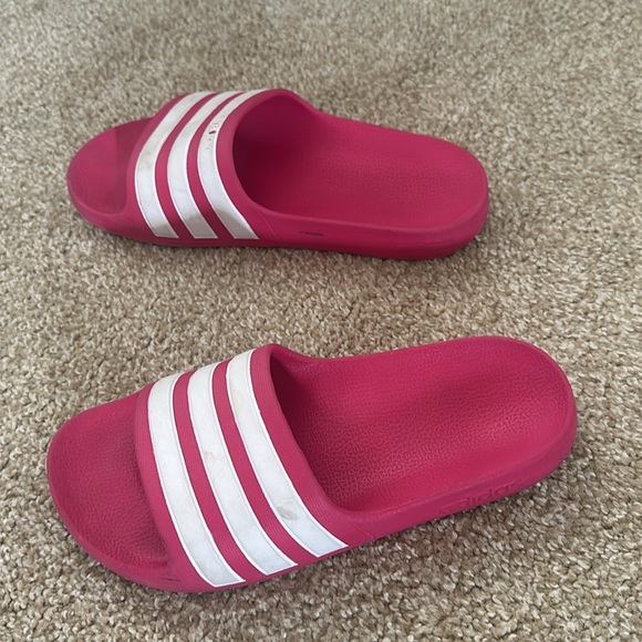 Adidas Kids size 4 pink slides - Picture 2 of 3